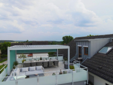 Dachterrasse-mit-Lamellenueberdachung-Sichtschutz-und-Wetterschutz