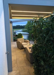Lamellenüberdachung-Terrasse-mit-Beleuchtung