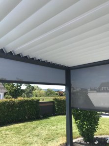 Terrassenueberdachung-Lamellen-als-wandmontage